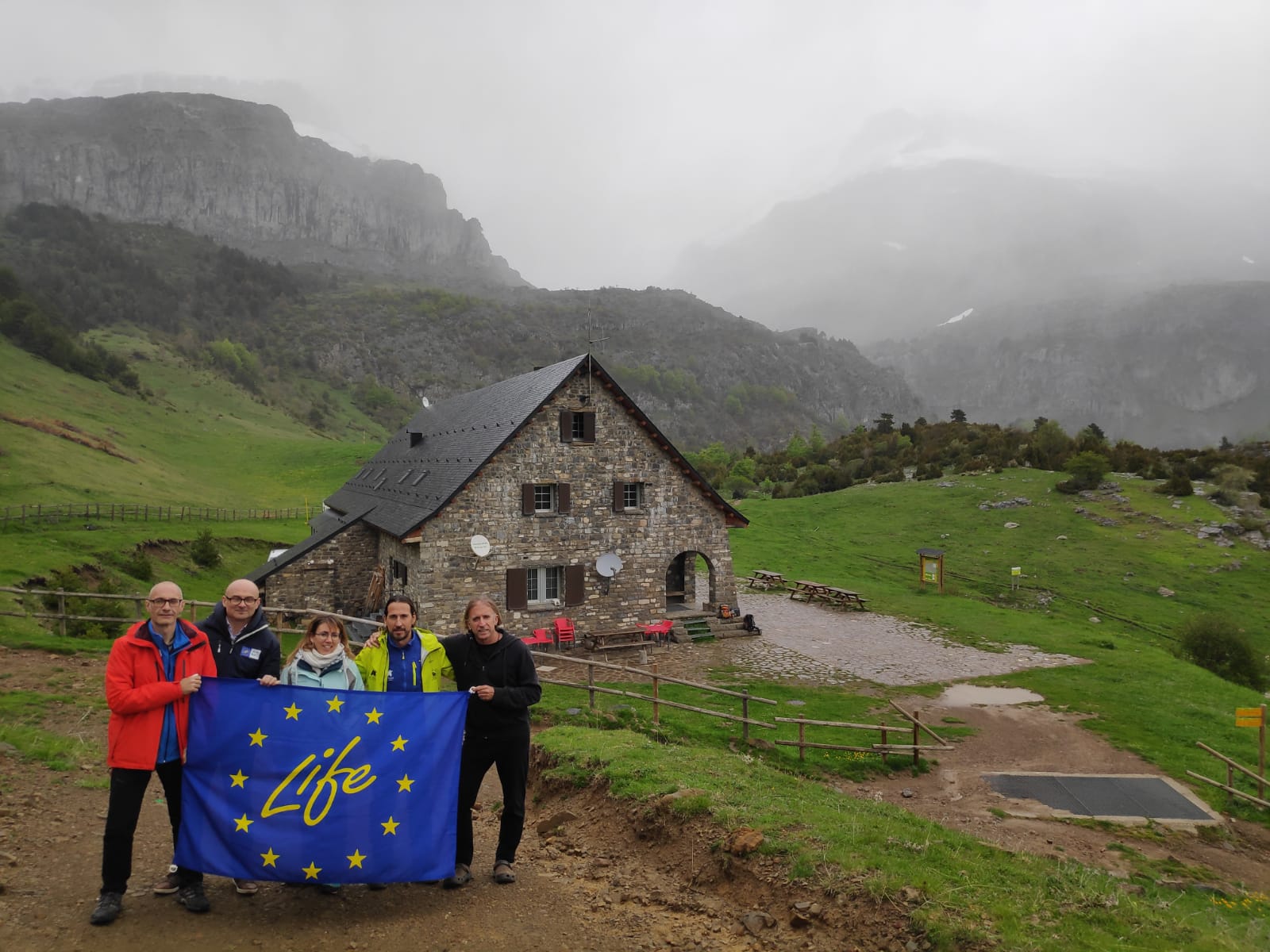 El Project Officer del proyecto SustainHuts que coordina la Fundación Hidrógeno Aragón visita el Refugio de Lizara