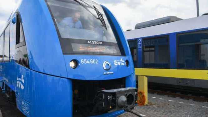 cropped-le-train-a-hydrogene-francais-sur-les-rails-1316915
