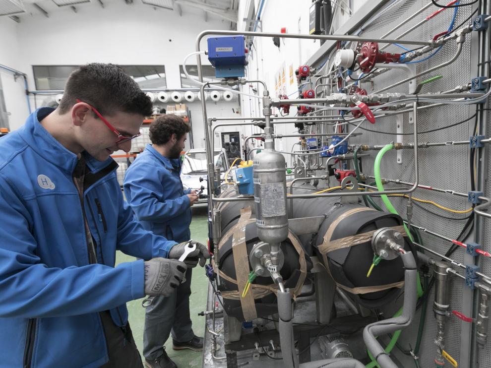 dos-trabajadores-de-la-fundacion-del-hidrogeno-en-las-instalaciones-de-la-entidad-en-el-parque-walqa-de-huesca