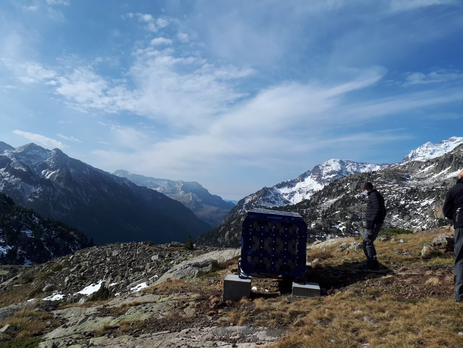 El proyecto europeo SustainHuts avanza en el refugio de Bachimaña con la instalación de un equipo para almacenar energía en forma de hidrógeno