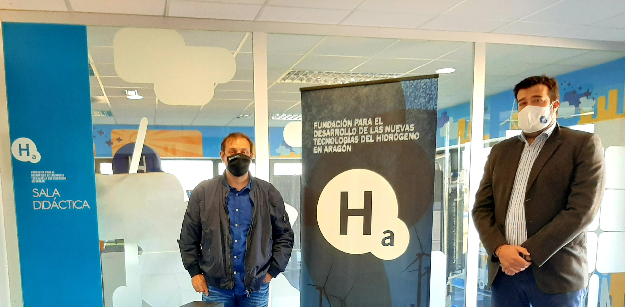 The Fundación Hidrógeno Aragón donates several computers to Cáritas Diocesana de Huesca