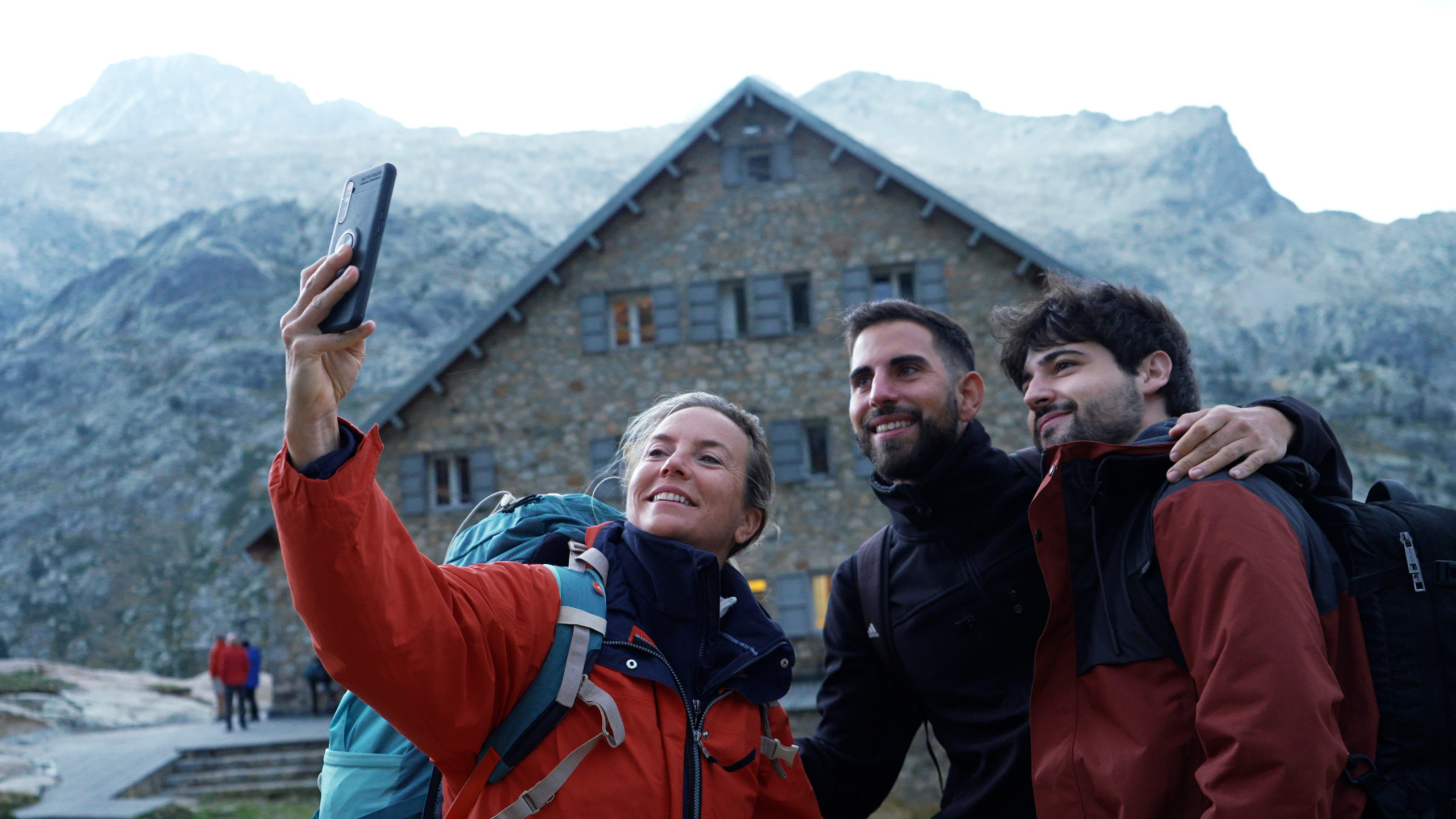 The Foundation brings together 3 well-known scientific disseminators to live #LifeSustainHutsExperience.