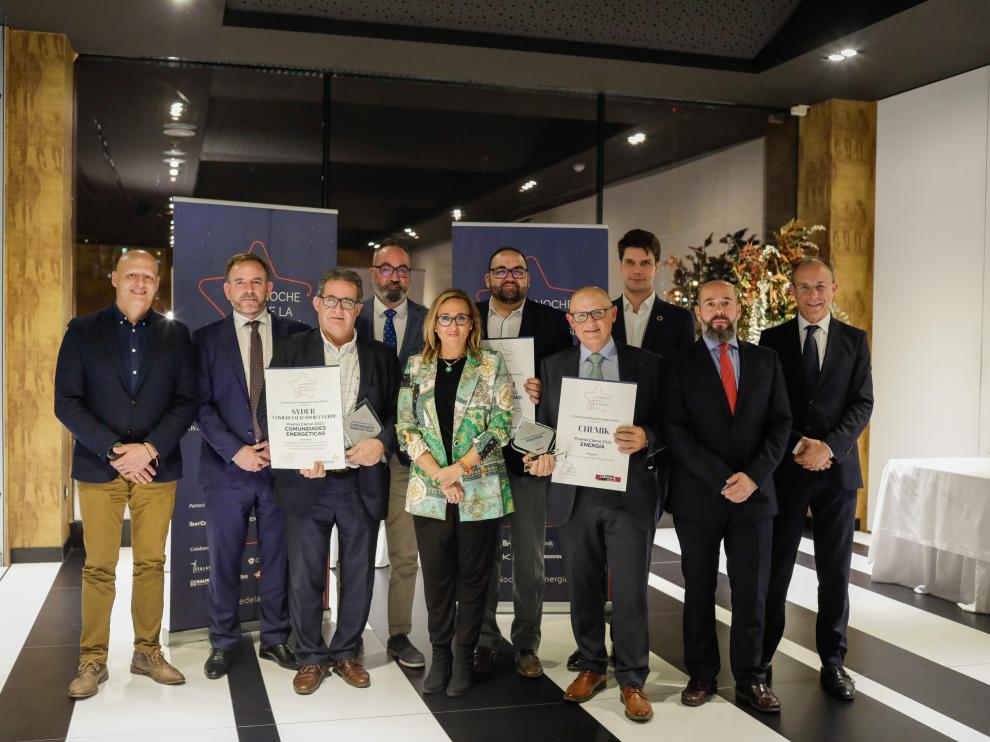 los-premiados-con-la-consejera-mayte-perez-dirigentes-del-cluster-y-patrocinadores-fundacion-hidrogeno-aragon