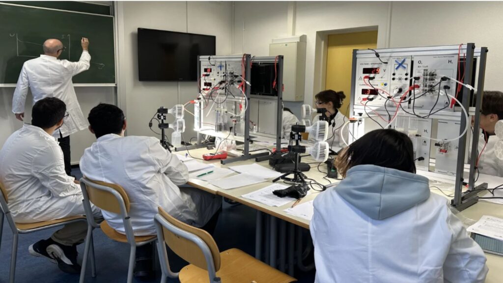 Profesores y alumnos utilizando los recursos educativos de HyAcademy, la Academia Europea del Hidrógeno, en colaboración con la Fundación Hidrógeno Aragón.