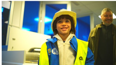 Alumnos de centros educativos en una jornada técnica sobre hidrógeno verde en las instalaciones de la Fundación Hidrógeno Aragón en Huesca, ODS 4.