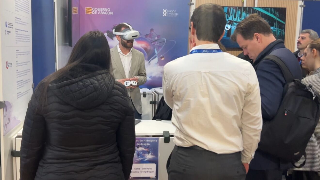 David Jiménez y Daniel de FHa realizando una demostración del prototipo de realidad inmersiva H2XR en S4i Madrid.