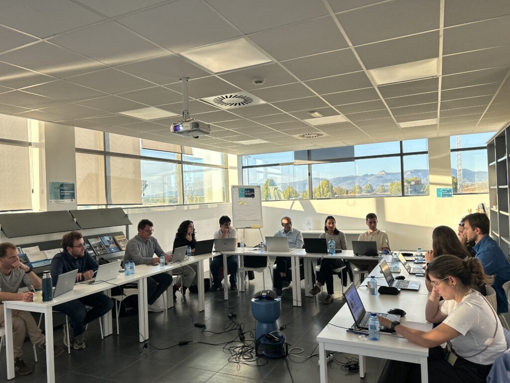 Representantes del consorcio HYPRAEL en la Asamblea General en la Fundación Hidrógeno Aragón, discutiendo el avance de la electrólisis alcalina a 100 bar.
