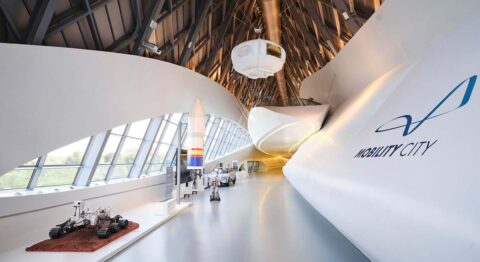 Exposición de movilidad sostenible en Mobility City Zaragoza para el convenio entre Fundación Ibercaja y Fundación Hidrógeno Aragón.