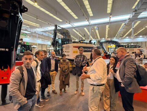Miembros del consorcio H2MAC presentando el proyecto de hidrógeno para maquinaria pesada en SMOPYC 2026, Zaragoza.