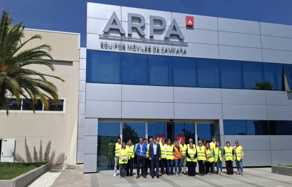Patronos de la Fundación Hidrógeno Aragón conociendo los electrolizadores de ARPA durante los H2 Tours