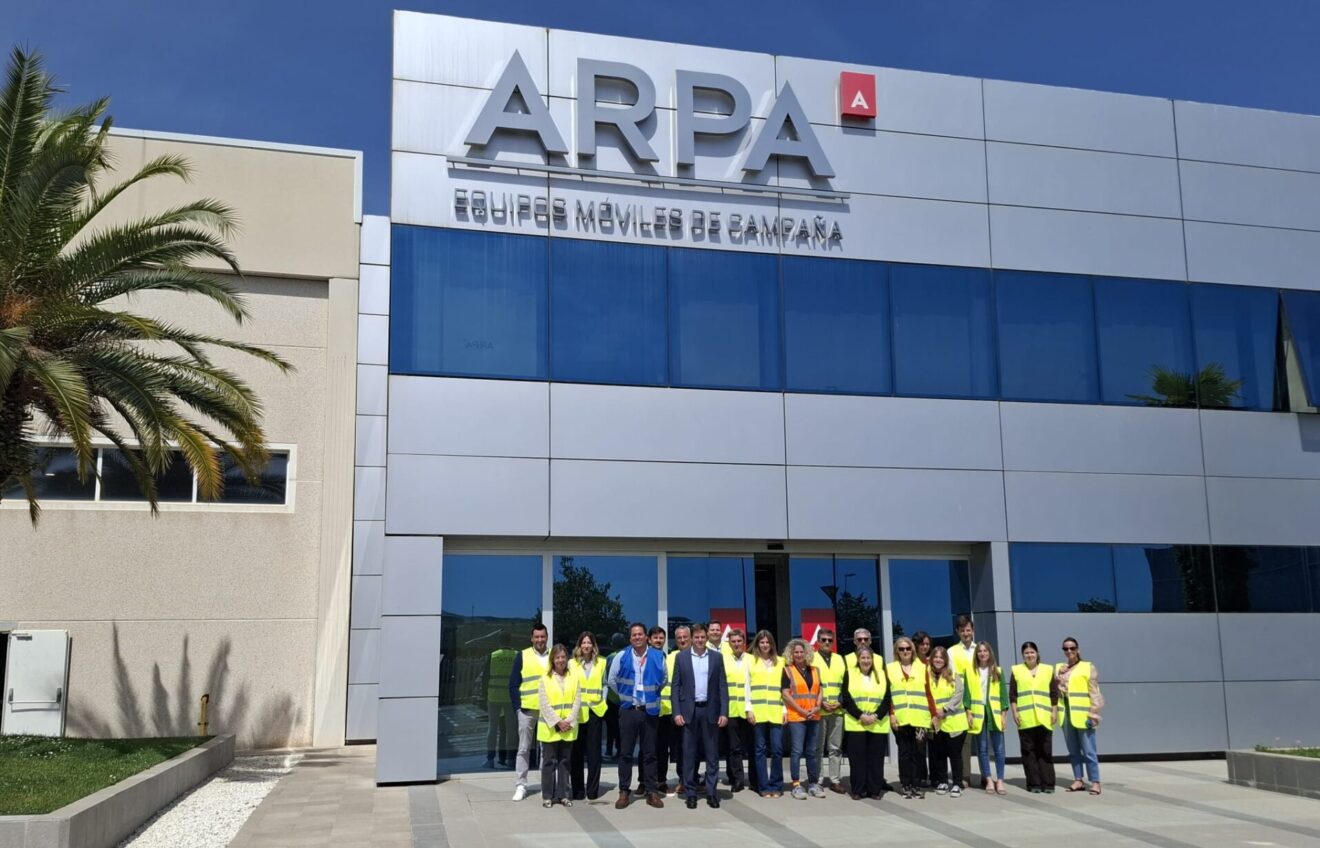 Patronos de la Fundación Hidrógeno Aragón conociendo los electrolizadores de ARPA durante los H2 Tours