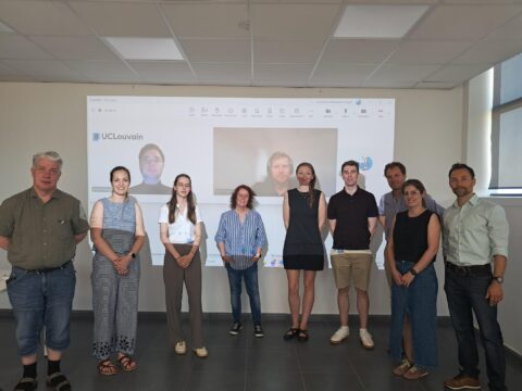 Socios del consorcio europeo debatiendo la sostenibilidad y el ciclo de vida de los sistemas de electrólisis en la Asamblea General del proyecto ENDURE en Huesca.