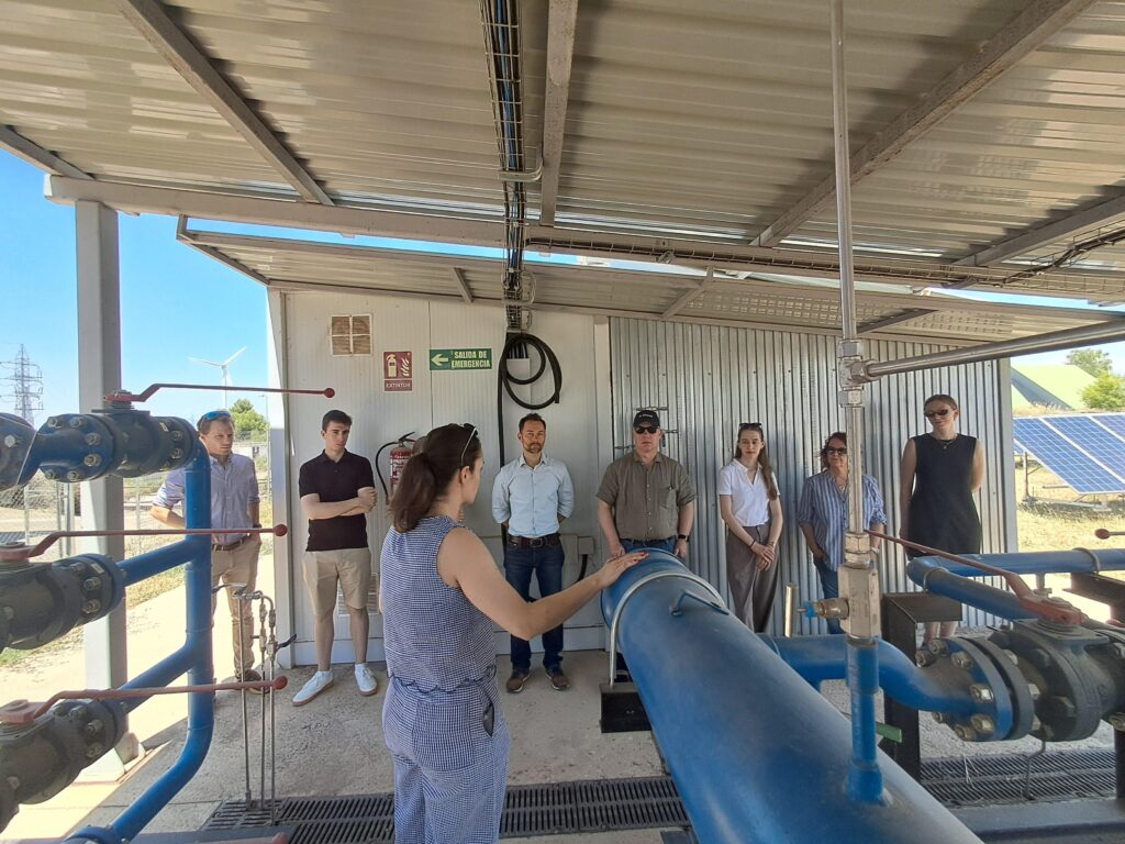 Investigadores internacionales recorriendo las plantas piloto y laboratorios de la Fundación Hidrógeno Aragón durante la cumbre técnica de ENDURE.