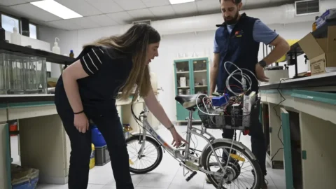 Profesores del CPIFP Pirámide de Huesca muestran la bicicleta híbrida con pilas de combustible de hidrógeno para FP.