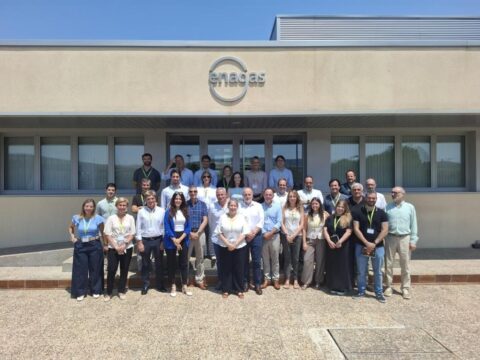 Fotografía de grupo de los patronos de la Fundación Hidrógeno Aragón junto a Mar Paños en la visita técnica de los H2 Tours a las instalaciones de Enagás.