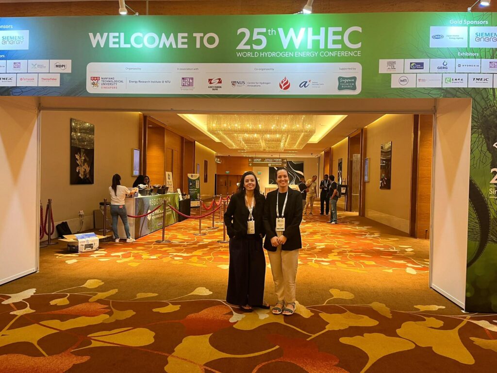 Vanesa Gil y Lidia Martínez, de la Fundación Hidrógeno Aragón, en la entrada del congreso WHEC 2026.