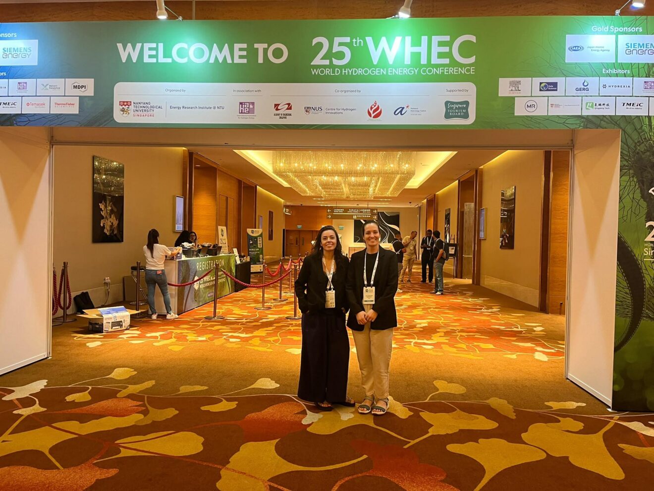 Vanesa Gil y Lidia Martínez, de la Fundación Hidrógeno Aragón, en la entrada del congreso WHEC 2026.