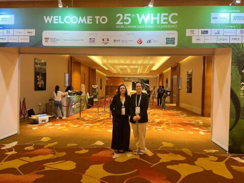 Vanesa Gil y Lidia Martínez, de la Fundación Hidrógeno Aragón, en la entrada del congreso WHEC 2026.